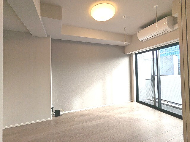Opus Residence上野元浅草の設備|リビング、南向き、エアコン照明、取り外し可能な室内物干し設備付き