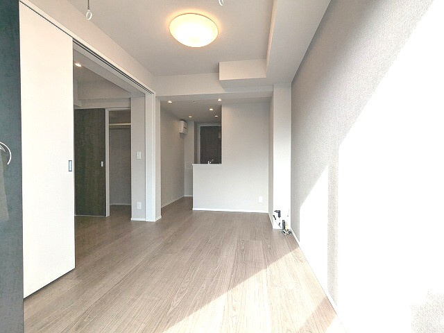 Opus Residence上野元浅草の設備|リビング、南向き、エアコン照明、取り外し可能な室内物干し設備付き