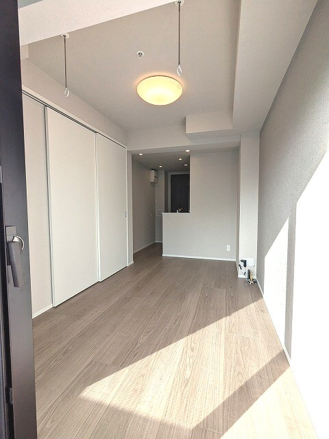 Opus Residence上野元浅草の設備|リビング、南向き、エアコン照明、取り外し可能な室内物干し設備付き