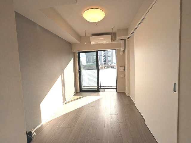 Opus Residence上野元浅草の設備|リビング、南向き、エアコン照明、取り外し可能な室内物干し設備付き