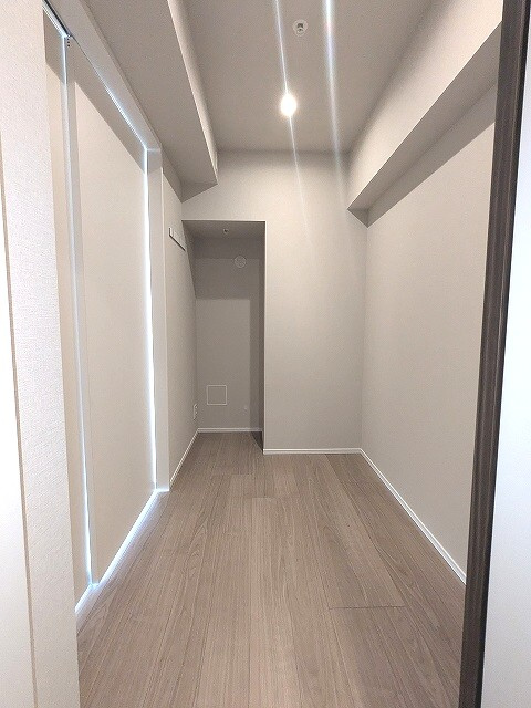 Opus Residence上野元浅草の設備|洋室、ウォークインクローゼット、ダウンライト・コートフック付き
