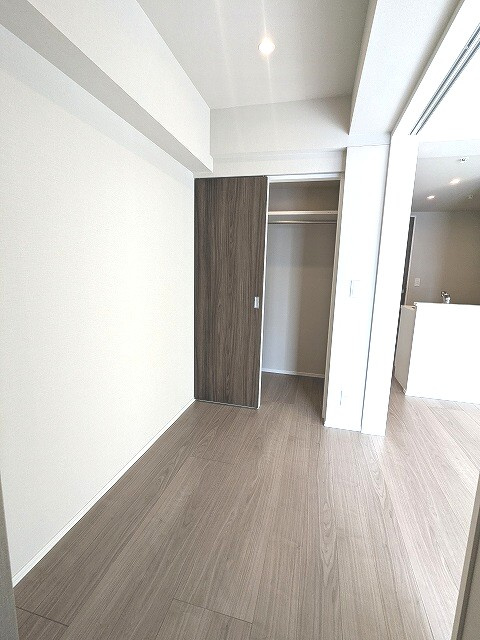 Opus Residence上野元浅草の設備|洋室、ウォークインクローゼット、ダウンライト・コートフック付き