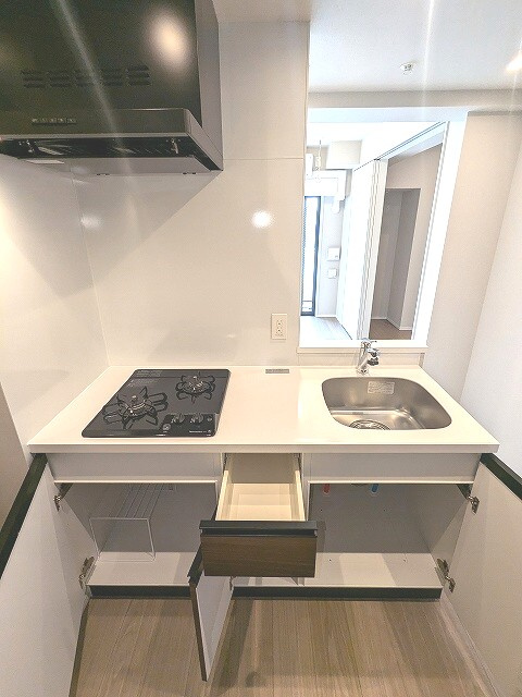 Opus Residence上野元浅草の設備|ガス3口システムカウンターキッチン、瀟洒でお手入れ楽なガラストップコンロ