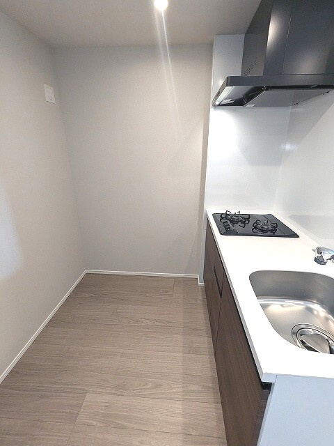 Opus Residence上野元浅草の設備|ガス3口システムカウンターキッチン、瀟洒でお手入れ楽なガラストップコンロ