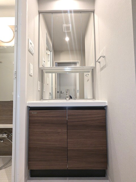 Opus Residence上野元浅草の設備|三面鏡付・ハンドシャワー付の独立洗面台