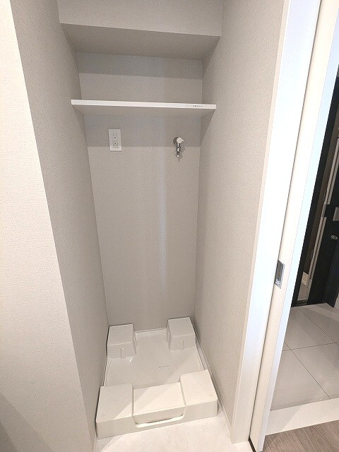 Opus Residence上野元浅草の設備|室内洗濯機置場、御手入れし易く排水口を手前中央に配置し、足高の防水パンです