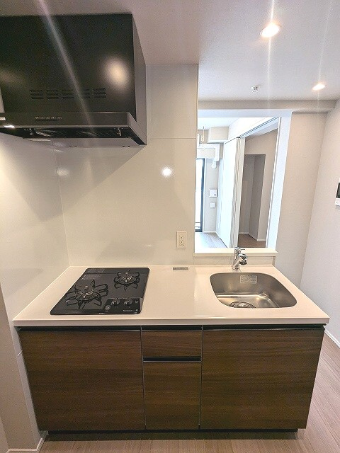 Opus Residence上野元浅草のキッチン|ガス3口システムカウンターキッチン、瀟洒でお手入れ楽なガラストップコンロ