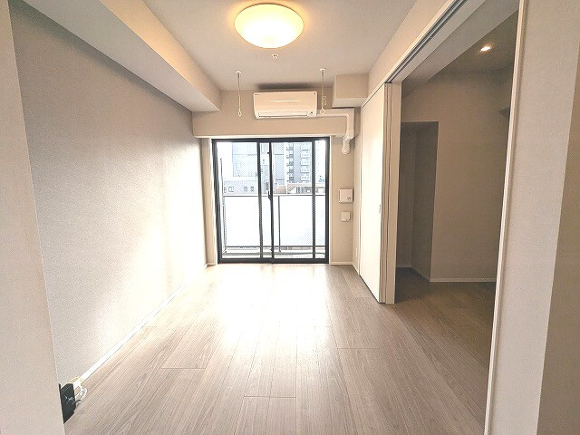 Opus Residence上野元浅草の内装|5帖洋室、南向き、エアコン照明付き