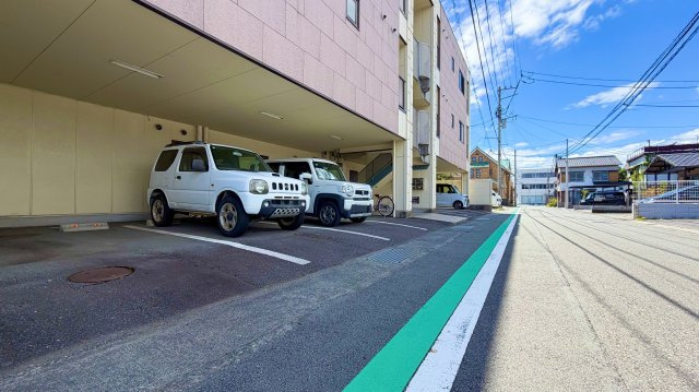 ファランドールエバラの駐車場