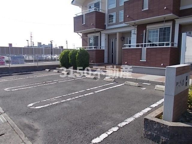 柳の里Ａの駐車場|駐車場があるので、車を買う予定の方も安心です