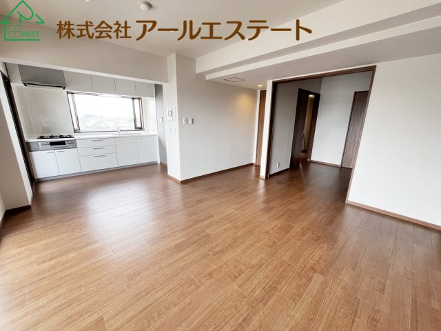 プレステージ姫路西飾磨Ⅱ　　山陽電鉄網干線「西飾磨駅」徒歩3分の居間・リビング