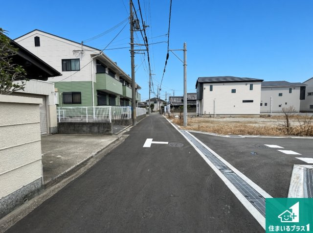 ◆泉佐野市南中安松　第1期　新築一戸建ての前面道路含む現地写真|周辺は閑静な住宅街！前面道路広々で車の出し入れも便利です。駐車が苦手な方でも安心して車庫入れできます！