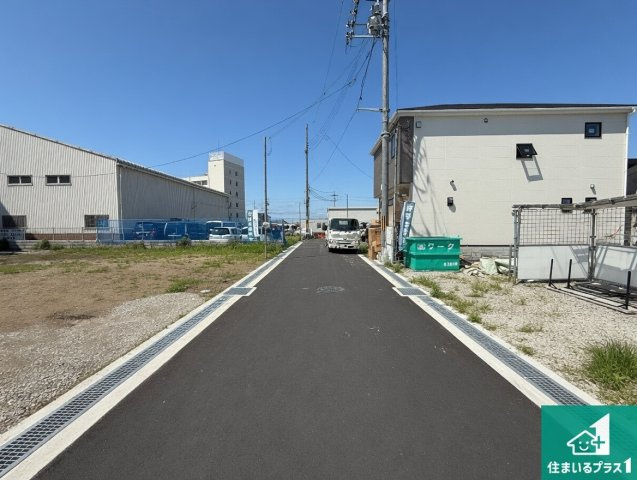 泉佐野市南中安松　第1期　新築一戸建ての前面道路含む現地写真|周辺は落ち着いた街並みの住宅地！子育てがしやすい住環境です！まだ未完成ですが、現地でしかわからない事もございます。是非一度ご覧ください。