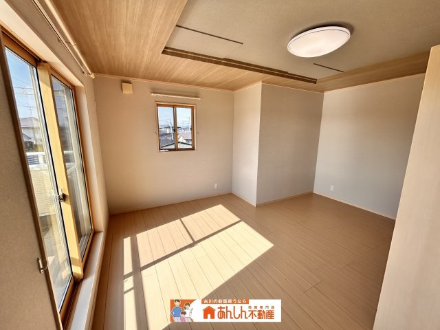 【洋室】 | ＼家 賃５～６万払うならコレ／諸経費込で月５ 万 円 台！車ローン相 談 可＆賢く暮らす家 | 洋室　１１帖
収納充実！すっきり片付くお部屋♪