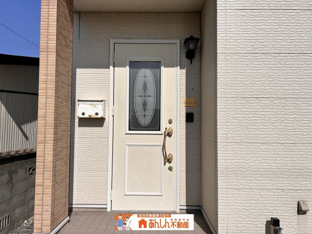 【玄関】 | ＼家 賃５～６万払うならコレ／諸経費込で月５ 万 円 台！車ローン相 談 可＆賢く暮らす家 | 広々スペースの玄関♪アパートの狭くて暗い玄関での『毎朝の渋滞ストレス』から解放されます！