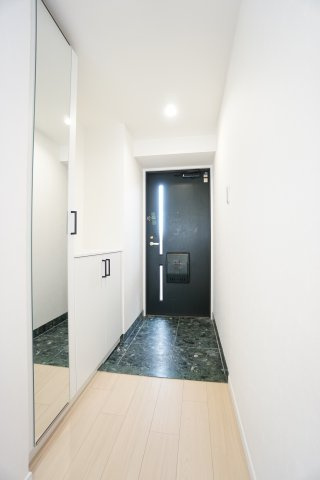 藤和シティコープ長久手の玄関|大型ミラー付きのシューズボックスを採用！玄関スペースも広々しており、玄関外側もアルコーブ付きです！