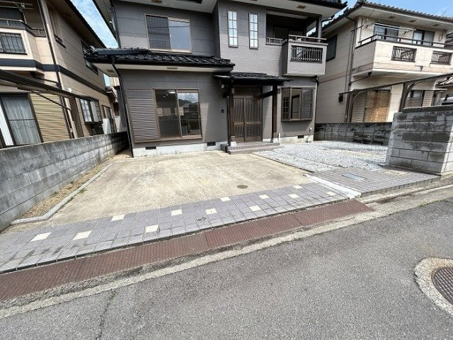 高松市国分寺町新名　リノベ住宅の駐車場|カースペースがあります