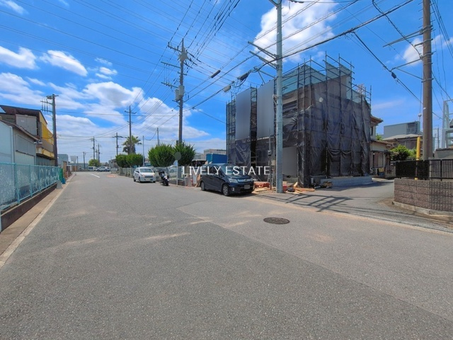 越谷市宮本町5丁目 新築分譲住宅の前面道路含む現地写真