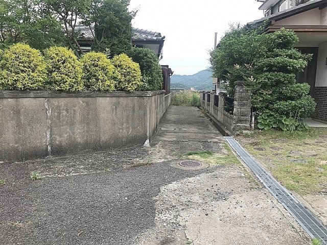 赤崎町売土地の前面道路含む現地写真