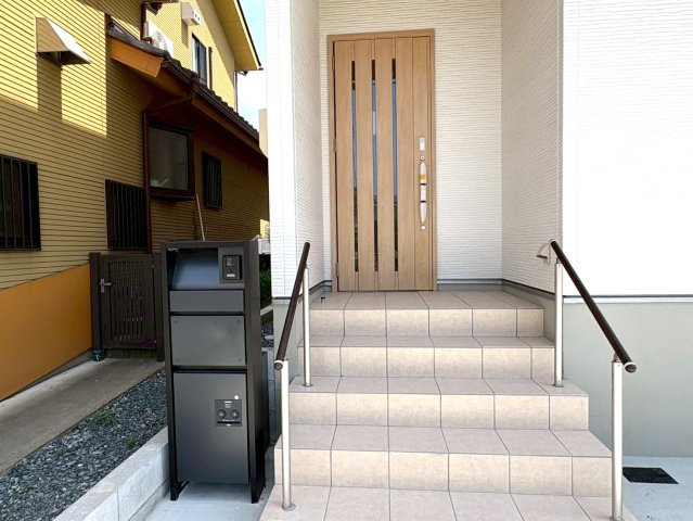 新築戸建　岐阜市六条東Ⅱ　全1区画分譲の玄関|玄関ドアの鍵はディンプルキーと内側はサムターンキーになっており防犯性の高い仕様になっています。