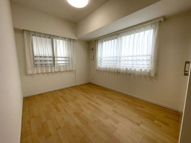 玄関ポーチがあるコトによってプライバシー得やすい角部屋に。オープンタイプの和室も使い勝手が良さそうで、うたた寝注意の『ナイスサンソレイユ横濱鶴ヶ峰』リノベーションの洋室|スタンダードな洋室です