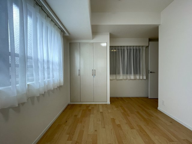 玄関ポーチがあるコトによってプライバシー得やすい角部屋に。オープンタイプの和室も使い勝手が良さそうで、うたた寝注意の『ナイスサンソレイユ横濱鶴ヶ峰』リノベーションの洋室|明るい洋室です