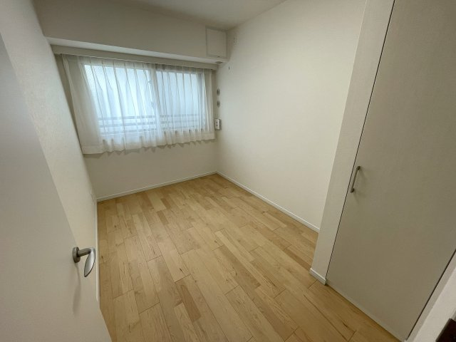 玄関ポーチがあるコトによってプライバシー得やすい角部屋に。オープンタイプの和室も使い勝手が良さそうで、うたた寝注意の『ナイスサンソレイユ横濱鶴ヶ峰』リノベーションの洋室|ゆったりした洋室です