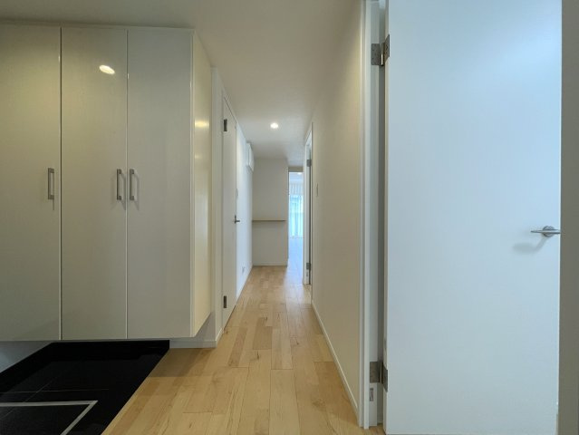 玄関ポーチがあるコトによってプライバシー得やすい角部屋に。オープンタイプの和室も使い勝手が良さそうで、うたた寝注意の『ナイスサンソレイユ横濱鶴ヶ峰』リノベーションの玄関|きれいな玄関です