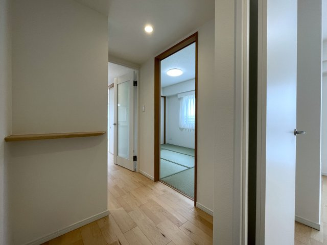 玄関ポーチがあるコトによってプライバシー得やすい角部屋に。オープンタイプの和室も使い勝手が良さそうで、うたた寝注意の『ナイスサンソレイユ横濱鶴ヶ峰』リノベーションの内装|物件の内装です