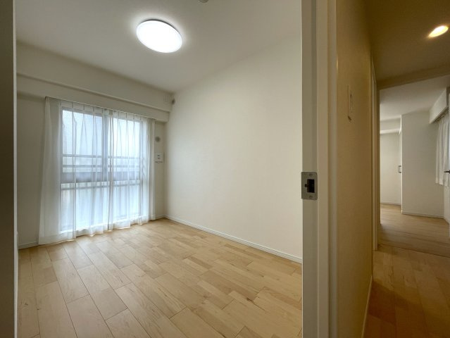 玄関ポーチがあるコトによってプライバシー得やすい角部屋に。オープンタイプの和室も使い勝手が良さそうで、うたた寝注意の『ナイスサンソレイユ横濱鶴ヶ峰』リノベーションの洋室|明るい洋室です