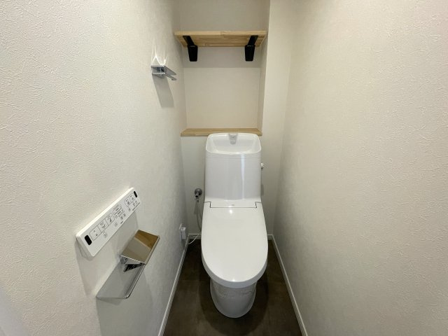 玄関ポーチがあるコトによってプライバシー得やすい角部屋に。オープンタイプの和室も使い勝手が良さそうで、うたた寝注意の『ナイスサンソレイユ横濱鶴ヶ峰』リノベーションのトイレ|シンプルで使いやすいトイレです