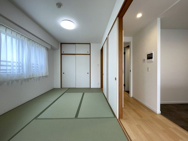 玄関ポーチがあるコトによってプライバシー得やすい角部屋に。オープンタイプの和室も使い勝手が良さそうで、うたた寝注意の『ナイスサンソレイユ横濱鶴ヶ峰』リノベーションの和室|和室があれば客間としても活用できます
