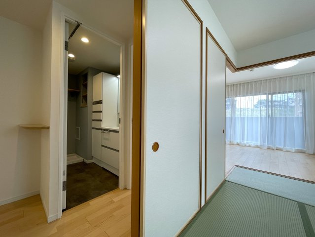 玄関ポーチがあるコトによってプライバシー得やすい角部屋に。オープンタイプの和室も使い勝手が良さそうで、うたた寝注意の『ナイスサンソレイユ横濱鶴ヶ峰』リノベーションの内装|過ごしやすい室内です