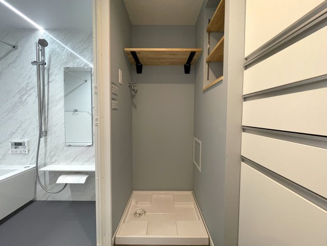 玄関ポーチがあるコトによってプライバシー得やすい角部屋に。オープンタイプの和室も使い勝手が良さそうで、うたた寝注意の『ナイスサンソレイユ横濱鶴ヶ峰』リノベーションのランドリースペース