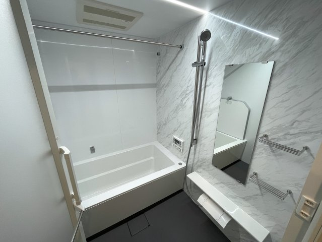 玄関ポーチがあるコトによってプライバシー得やすい角部屋に。オープンタイプの和室も使い勝手が良さそうで、うたた寝注意の『ナイスサンソレイユ横濱鶴ヶ峰』リノベーションの浴室|コンパクトで使いやすいお風呂です