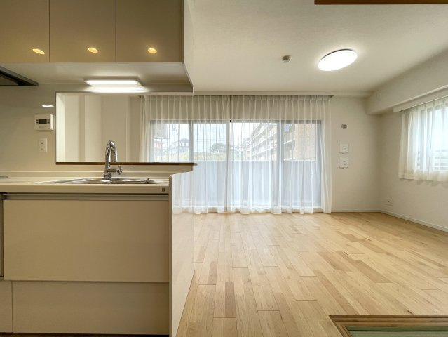玄関ポーチがあるコトによってプライバシー得やすい角部屋に。オープンタイプの和室も使い勝手が良さそうで、うたた寝注意の『ナイスサンソレイユ横濱鶴ヶ峰』リノベーションの居間・リビング|おしゃれなリビングです