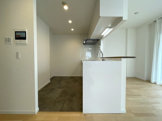 玄関ポーチがあるコトによってプライバシー得やすい角部屋に。オープンタイプの和室も使い勝手が良さそうで、うたた寝注意の『ナイスサンソレイユ横濱鶴ヶ峰』リノベーションのキッチン|キッチンでお料理をお楽しみください