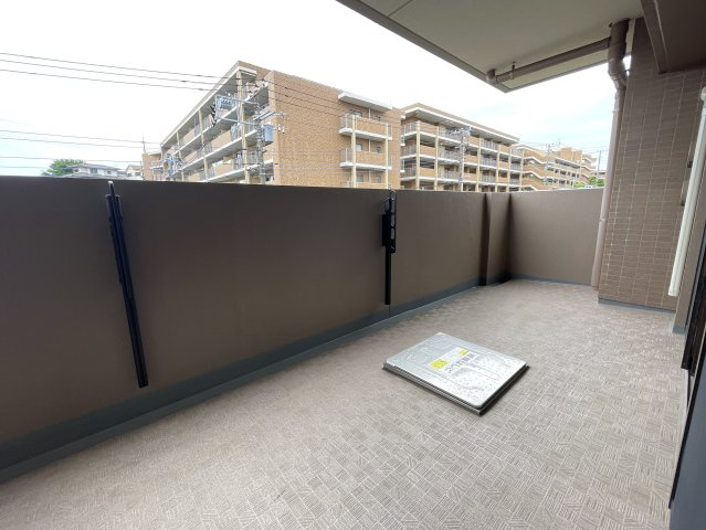 玄関ポーチがあるコトによってプライバシー得やすい角部屋に。オープンタイプの和室も使い勝手が良さそうで、うたた寝注意の『ナイスサンソレイユ横濱鶴ヶ峰』リノベーションのバルコニー|お洗濯にも便利なバルコニー付き
