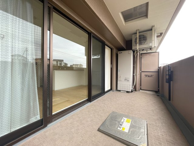玄関ポーチがあるコトによってプライバシー得やすい角部屋に。オープンタイプの和室も使い勝手が良さそうで、うたた寝注意の『ナイスサンソレイユ横濱鶴ヶ峰』リノベーションのバルコニー|バルコニー付きです