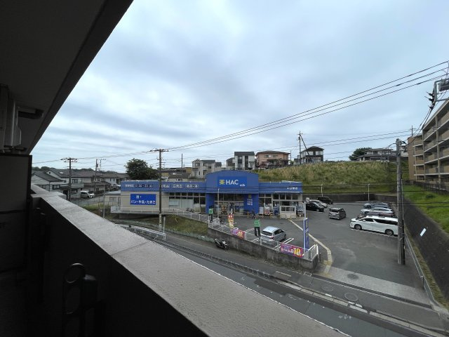 玄関ポーチがあるコトによってプライバシー得やすい角部屋に。オープンタイプの和室も使い勝手が良さそうで、うたた寝注意の『ナイスサンソレイユ横濱鶴ヶ峰』リノベーションの展望
