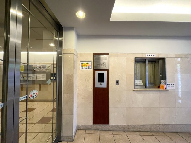 玄関ポーチがあるコトによってプライバシー得やすい角部屋に。オープンタイプの和室も使い勝手が良さそうで、うたた寝注意の『ナイスサンソレイユ横濱鶴ヶ峰』リノベーションのエントランス|ゆとりのあるエントランスです