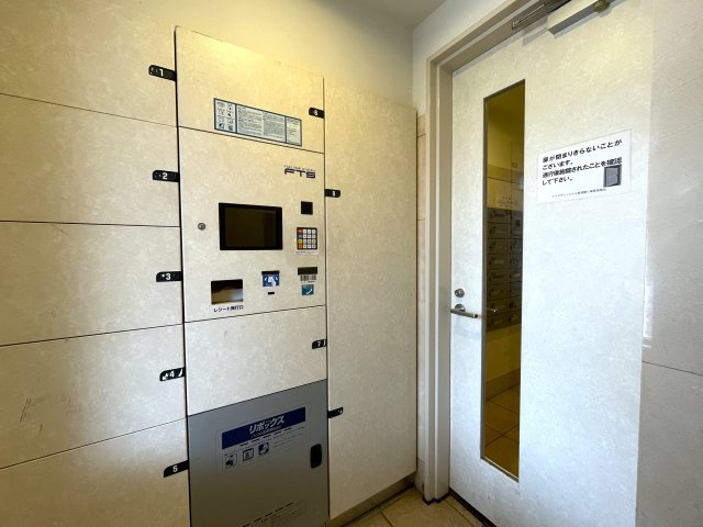 玄関ポーチがあるコトによってプライバシー得やすい角部屋に。オープンタイプの和室も使い勝手が良さそうで、うたた寝注意の『ナイスサンソレイユ横濱鶴ヶ峰』リノベーションの設備