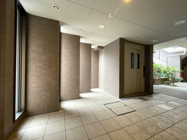 玄関ポーチがあるコトによってプライバシー得やすい角部屋に。オープンタイプの和室も使い勝手が良さそうで、うたた寝注意の『ナイスサンソレイユ横濱鶴ヶ峰』リノベーションのエントランス|毎日通るエントランスはこのようになっています
