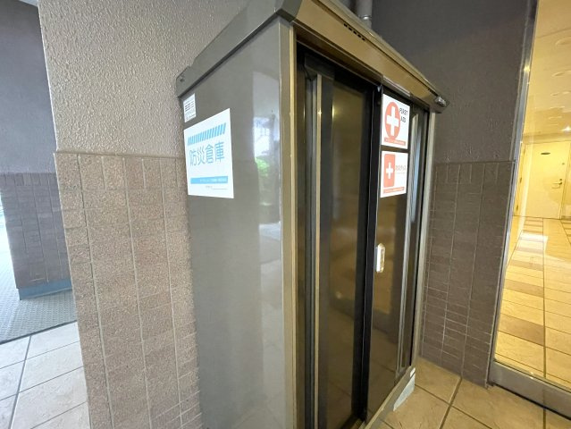 玄関ポーチがあるコトによってプライバシー得やすい角部屋に。オープンタイプの和室も使い勝手が良さそうで、うたた寝注意の『ナイスサンソレイユ横濱鶴ヶ峰』リノベーションのその他共用部分