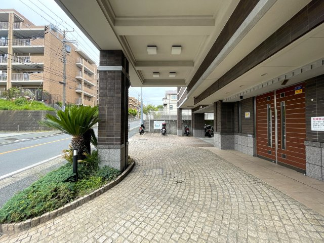 玄関ポーチがあるコトによってプライバシー得やすい角部屋に。オープンタイプの和室も使い勝手が良さそうで、うたた寝注意の『ナイスサンソレイユ横濱鶴ヶ峰』リノベーションの外観|外はこのようになっています