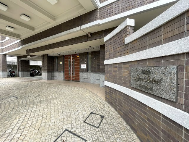玄関ポーチがあるコトによってプライバシー得やすい角部屋に。オープンタイプの和室も使い勝手が良さそうで、うたた寝注意の『ナイスサンソレイユ横濱鶴ヶ峰』リノベーションの外観|外観もきれいです