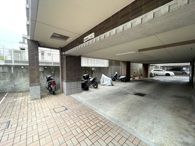 玄関ポーチがあるコトによってプライバシー得やすい角部屋に。オープンタイプの和室も使い勝手が良さそうで、うたた寝注意の『ナイスサンソレイユ横濱鶴ヶ峰』リノベーションの駐輪場