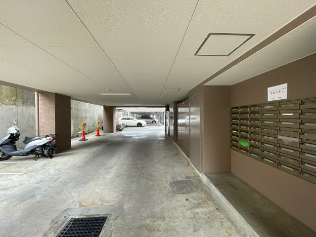 玄関ポーチがあるコトによってプライバシー得やすい角部屋に。オープンタイプの和室も使い勝手が良さそうで、うたた寝注意の『ナイスサンソレイユ横濱鶴ヶ峰』リノベーションの駐車場|駐車場に車を止められます