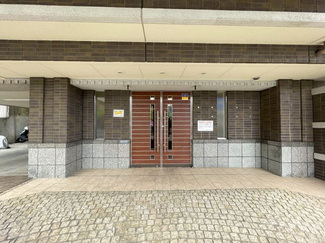 玄関ポーチがあるコトによってプライバシー得やすい角部屋に。オープンタイプの和室も使い勝手が良さそうで、うたた寝注意の『ナイスサンソレイユ横濱鶴ヶ峰』リノベーションのエントランス|清潔なエントランスです