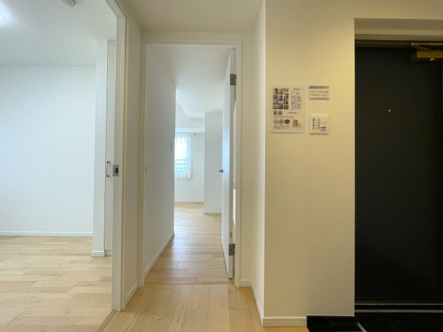 玄関ポーチがあるコトによってプライバシー得やすい角部屋に。オープンタイプの和室も使い勝手が良さそうで、うたた寝注意の『ナイスサンソレイユ横濱鶴ヶ峰』リノベーションの玄関|明るい玄関です